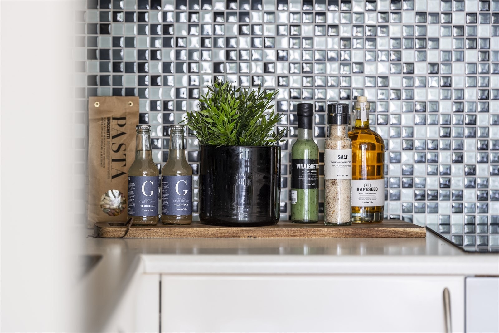 Leiligheten har en lys og luftig stue-/spisestue i delvis åpen løsning mot kjøkkenet. Galleribilde