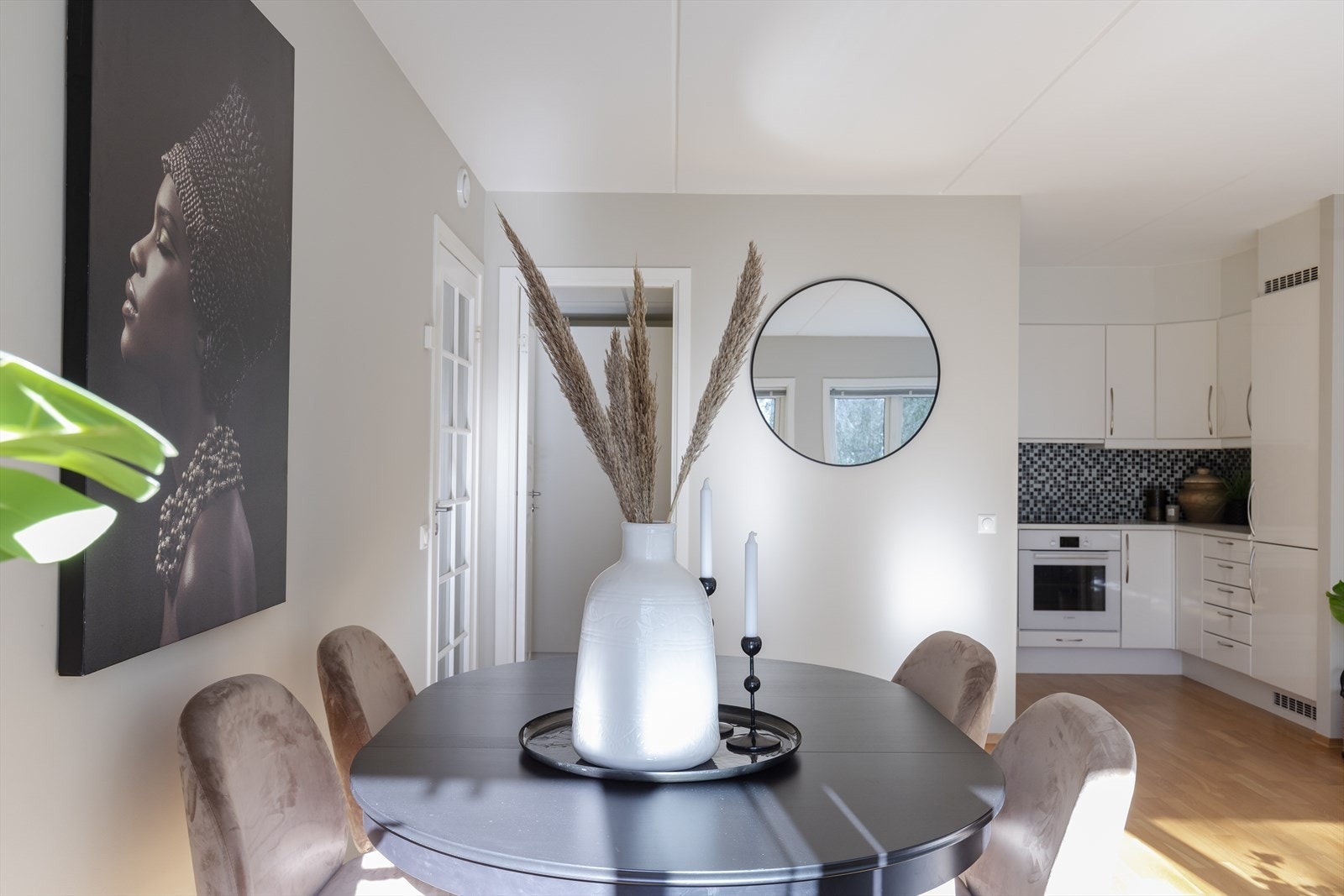 Planløsningen gir effektiv arealutnyttelse og skaper et hyggelig, sosialt oppholdsrom. Rommet har gode møbleringsmuligheter med plass til flere naturlige soner. Galleribilde