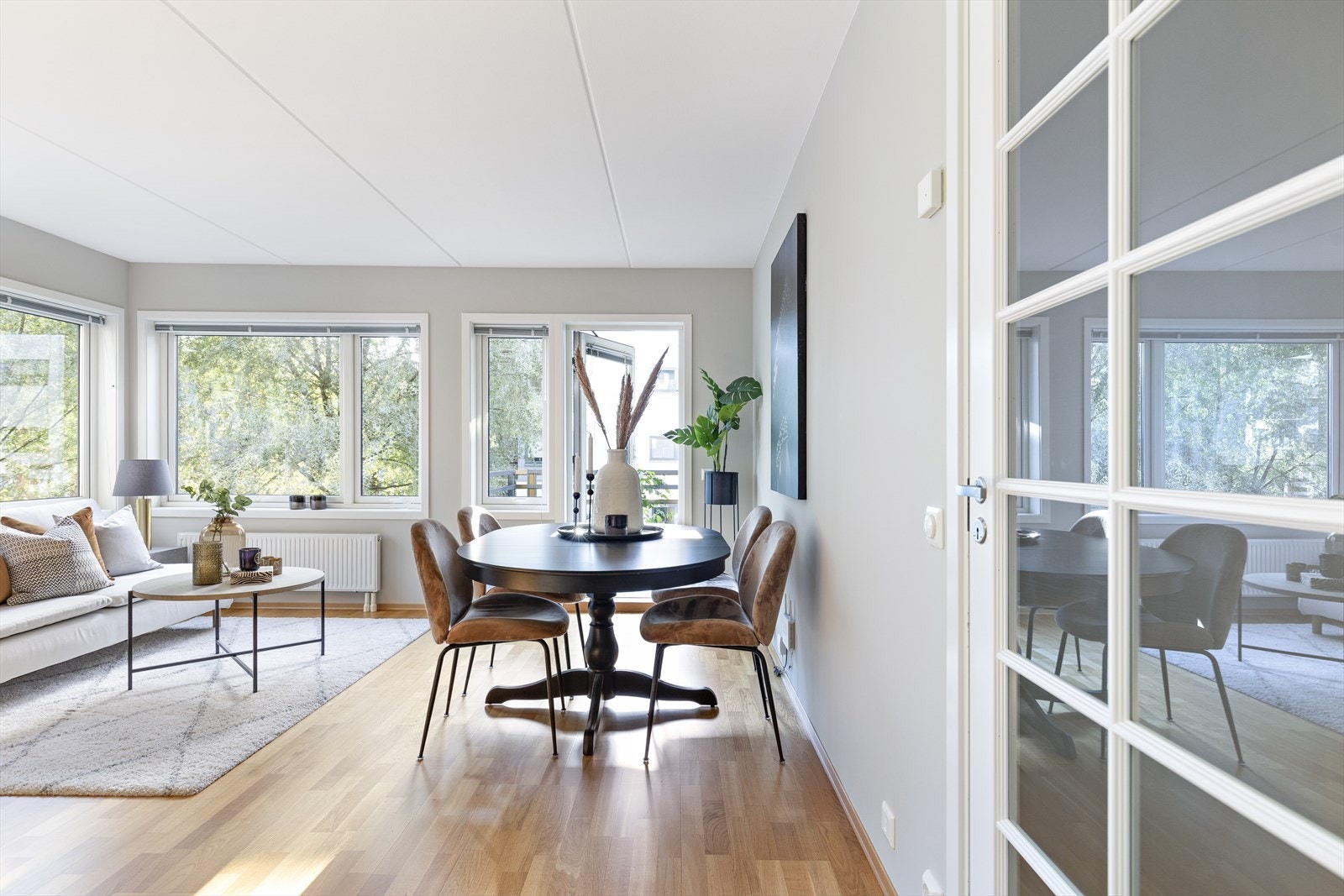 Planløsningen gir effektiv arealutnyttelse og skaper et hyggelig og sosialt oppholdsrom med gode møbleringsmuligheter. Galleribilde