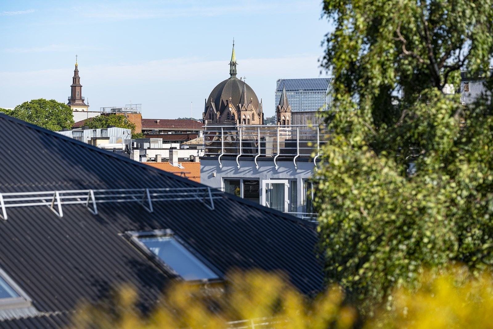 Den fantastiske takterrassen har luftig utsikt over byens tak. Galleribilde