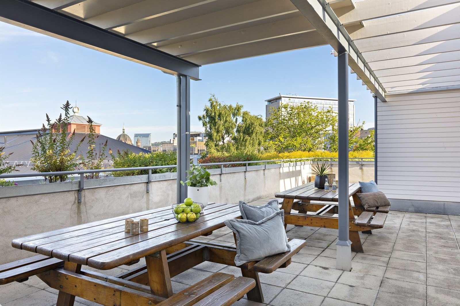 Takterrassen har heisadkomst fra leilighetsplan og har luftig utsikt over byens tak. Galleribilde