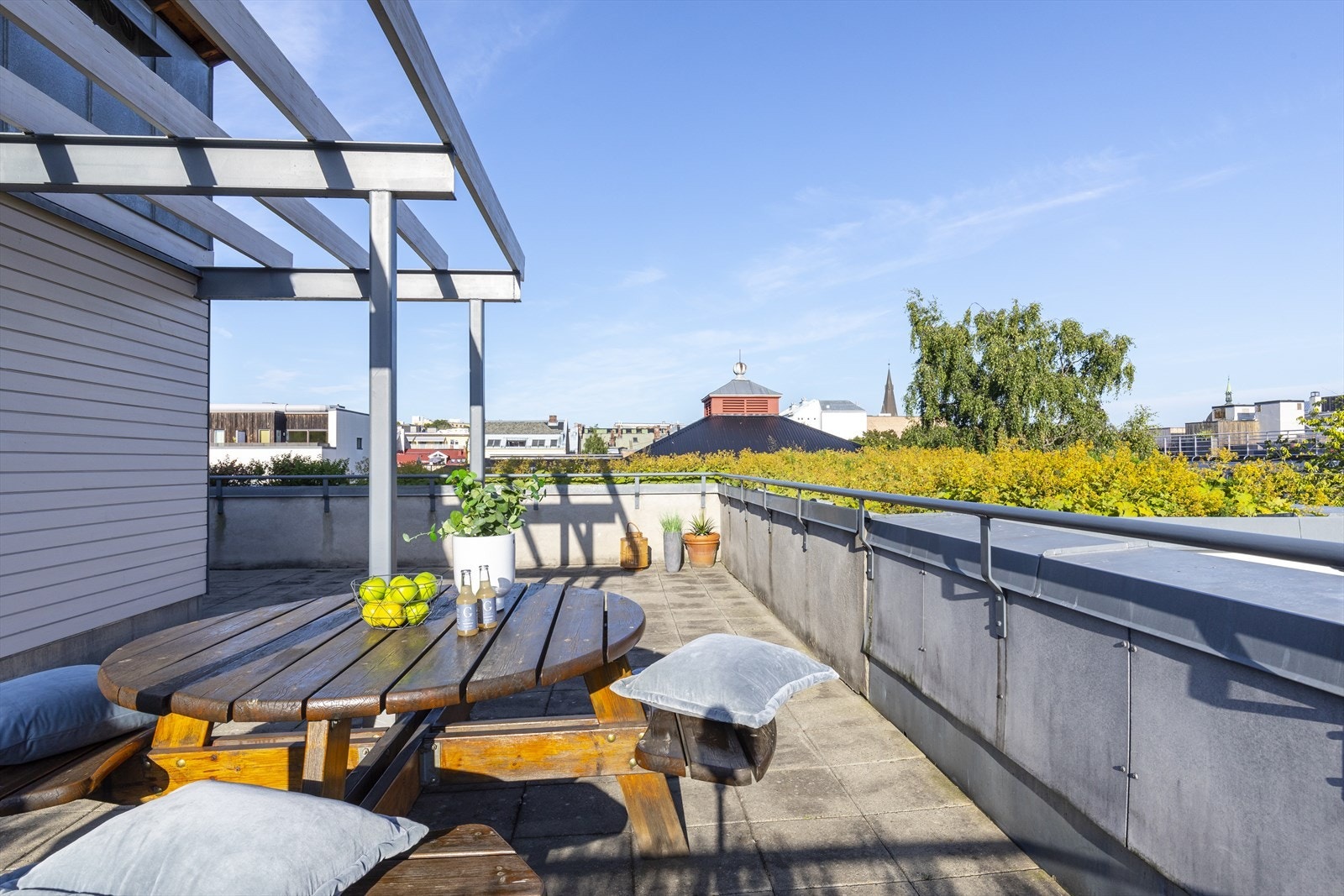 Her er det sol fra morgen til kveld og er innredet med hyggelige sittegrupper. Galleribilde