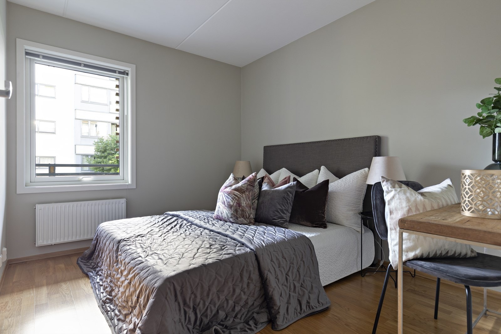 Leilighetens hovedsoverom er av god størrelse, innredet med et stort garderobeskap. Galleribilde