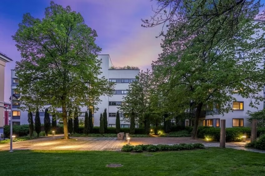 Like utenfor døren finner du grønne parkdrag, sitteplasser og hyggelige gangveier som inviterer til både rolige spaserturer og en joggetur i grønne omgivelser. Galleribilde