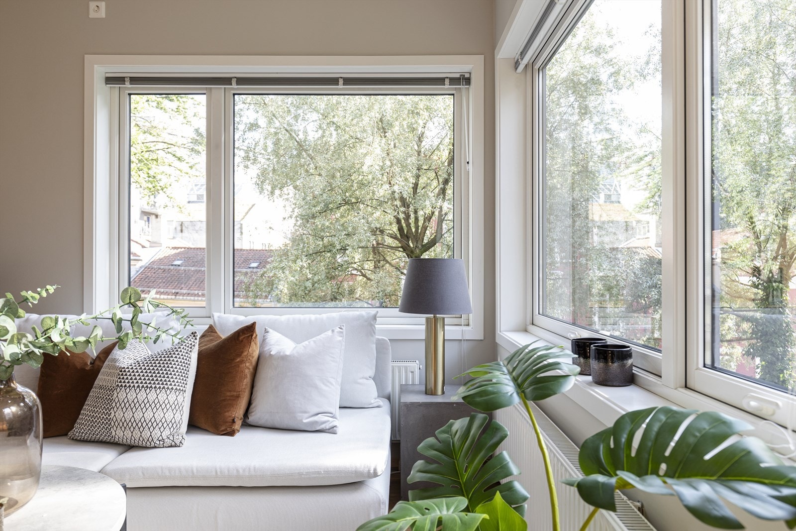 Rause vindusflater slipper inn rikelig med dagslys og bidrar til en lun og trivelig atmosfære. Galleribilde