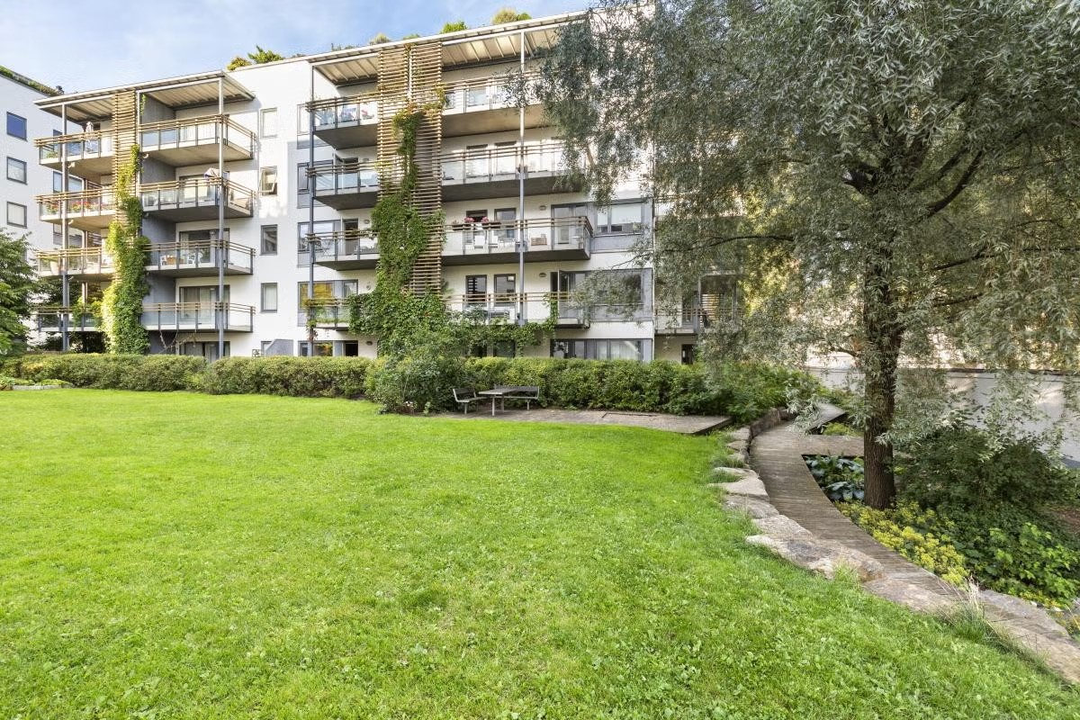 Flere hyggelige uteområder rett utenfor leiligheten. Galleribilde