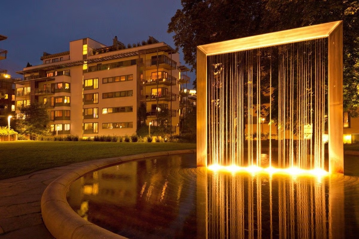 Flott fontene, mosaikkslange, lekeplass og felles sittegrupper inviterer til utendørs hygge for beboerne. Galleribilde