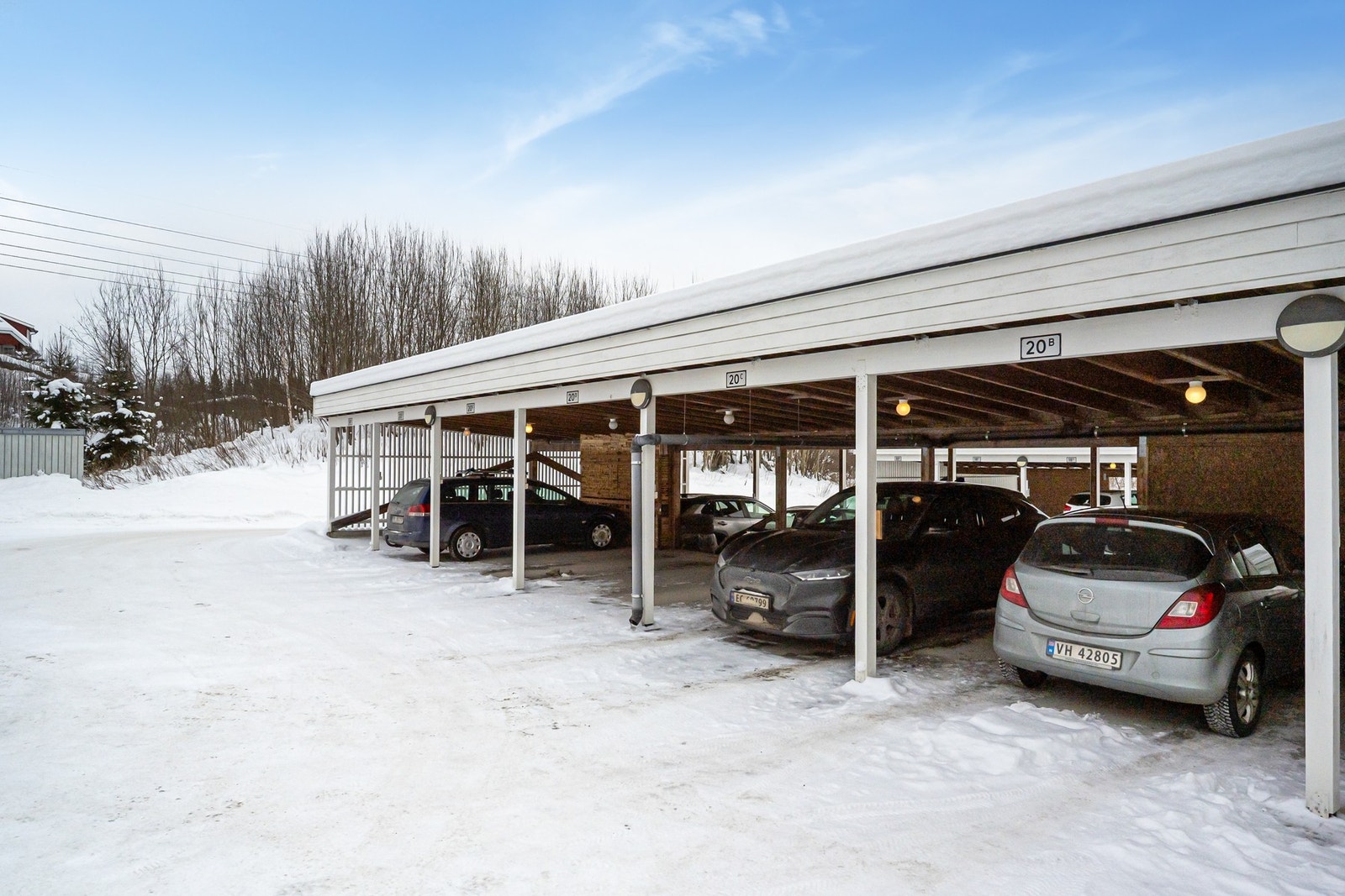 Med leiligheten følger egen parkeringsplass i carport m/el-billader. Galleribilde