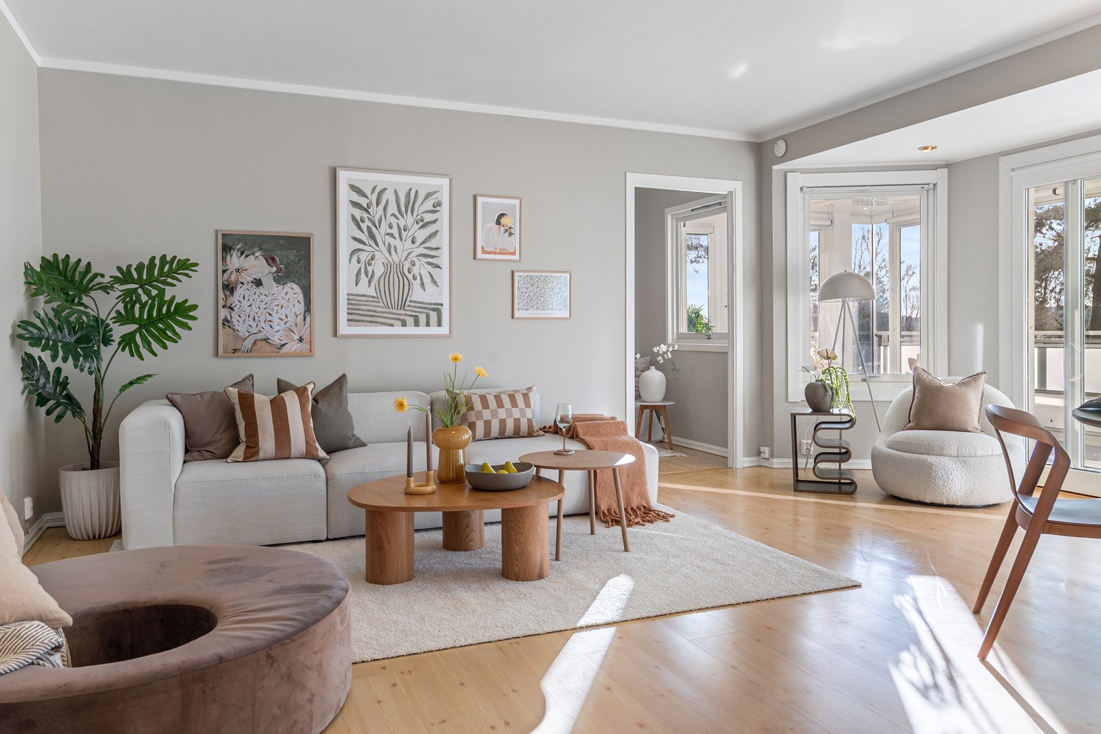 - Stuen er romslig med store vindusflater som slipper inn mye naturlig lys - Galleribilde