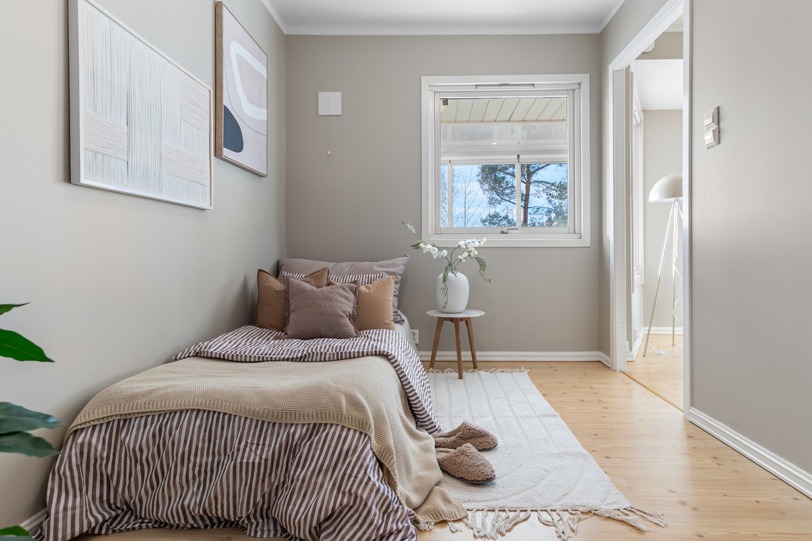 - Nymalte vegger i flott beigefarge - Galleribilde