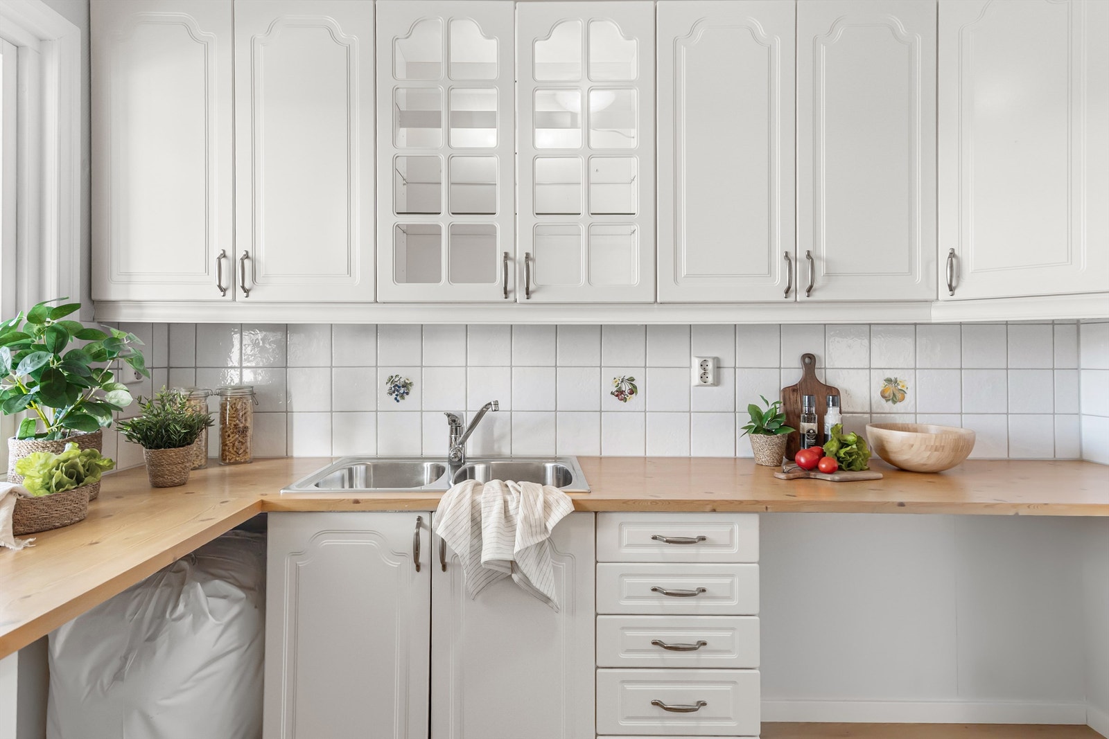 - God benkeplass til matlaging. Det har vært installert vaskemaskin og tørketrommel her - Galleribilde