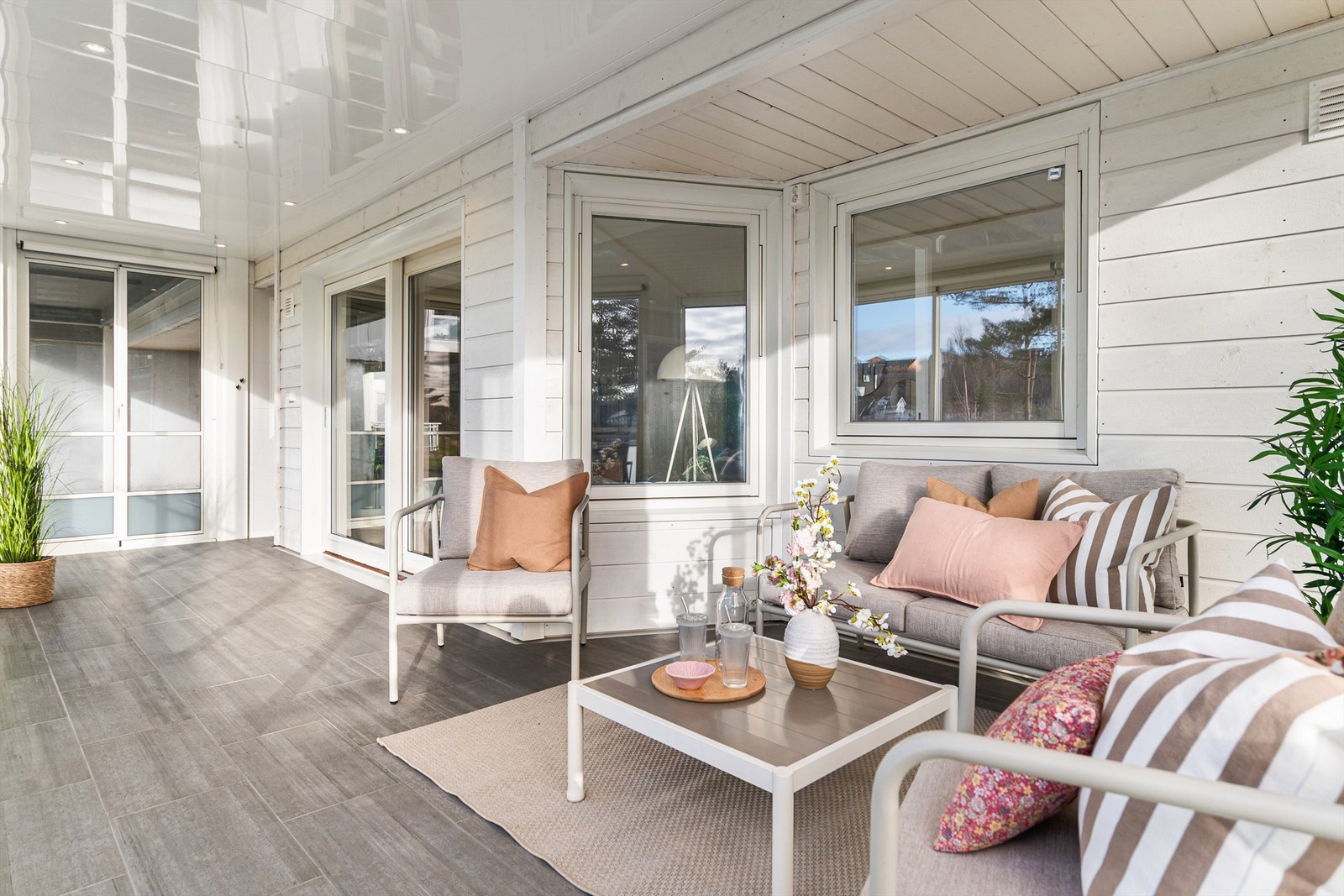 - Leiligheten har en stor innglasset balkong med fine fliser på gulv som gjør at den føles ut som en forlengelse av stuen - Galleribilde