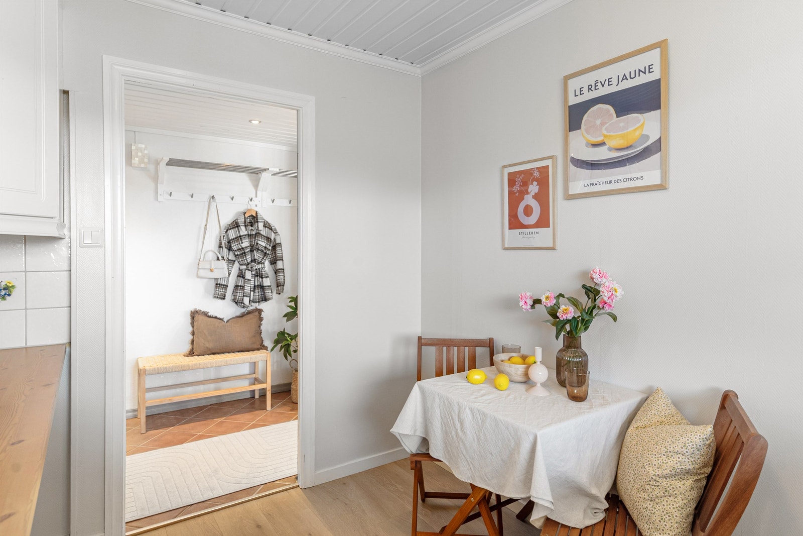 - Plass til en mindre spisegruppe her hvor frokosten kan nytes - Galleribilde