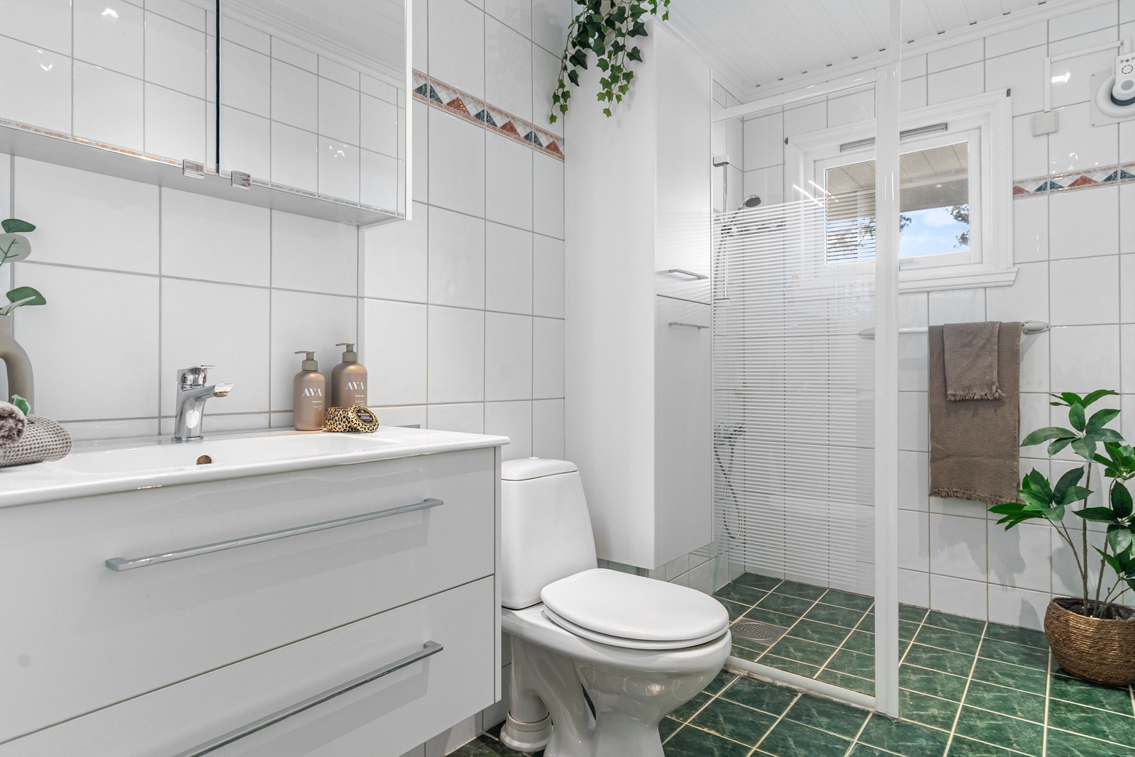 - Badet er av eldre standard men det er installert litt nyere baderomsinnredning i nyere tid - Galleribilde