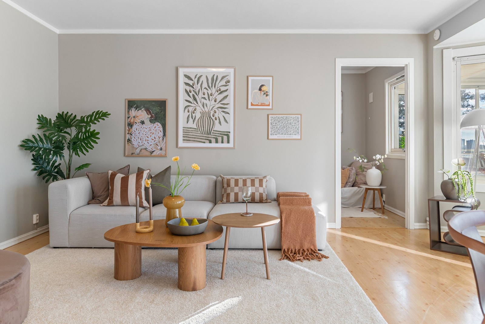 - Fra stuen er det tilkomst til ett av soverommene - Galleribilde