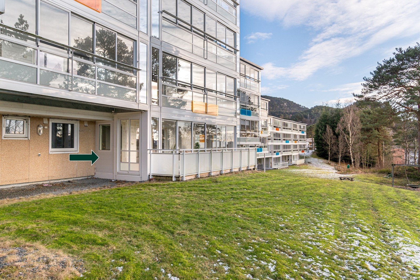 - Fasade. Her har du også mulighet til å åpne opp helt ut til arealet foran blokken - Galleribilde