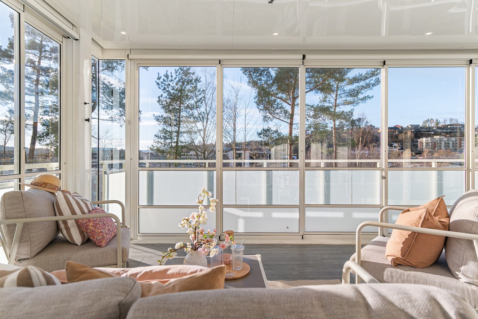 - Leiligheten har hele dører som kan skyves vekk for å slippe inn sol - Galleribilde