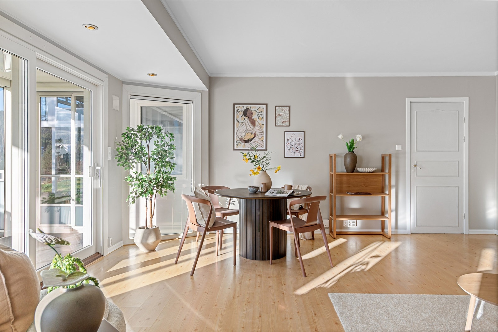 - God plass til både sofakrok og spisegruppe - Galleribilde