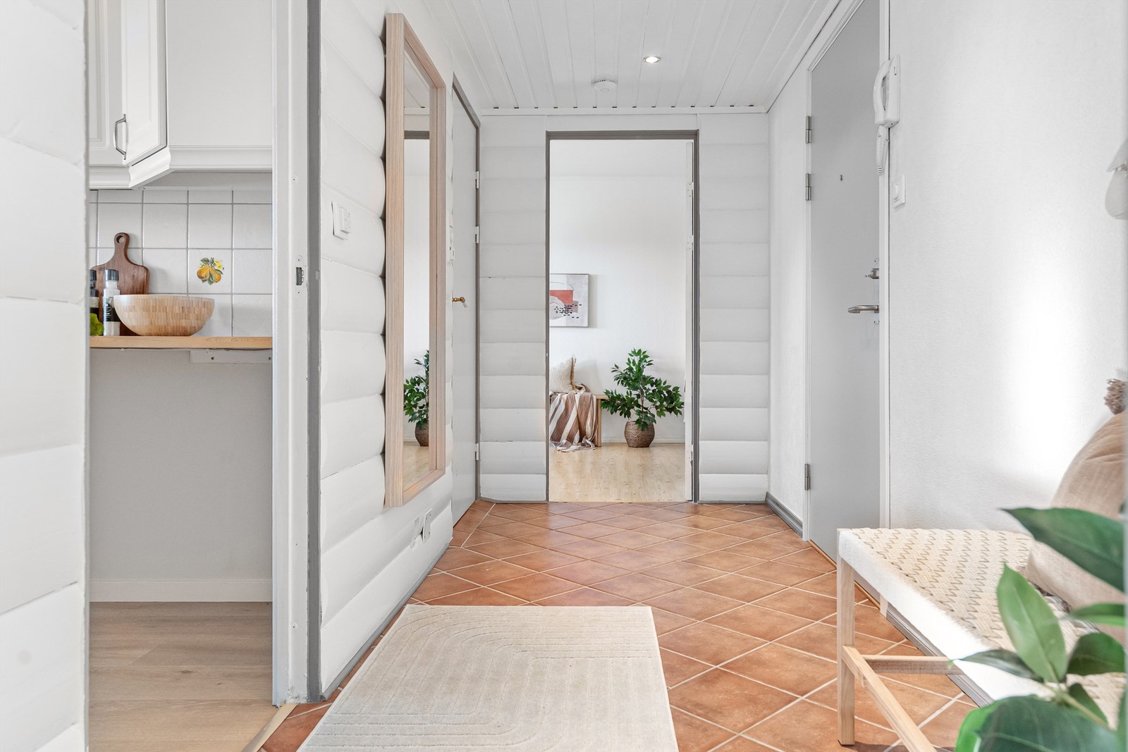 - Romslig gang med varmekabler på gulv. Tilkomst til kjøkken, bad og hovedsoverommet - Galleribilde