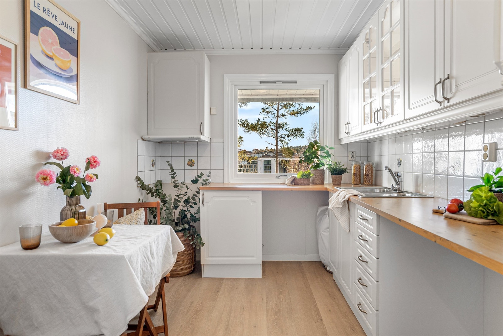 - Romslig kjøkken med god oppbevaringsplass i skuffer og skap - Galleribilde