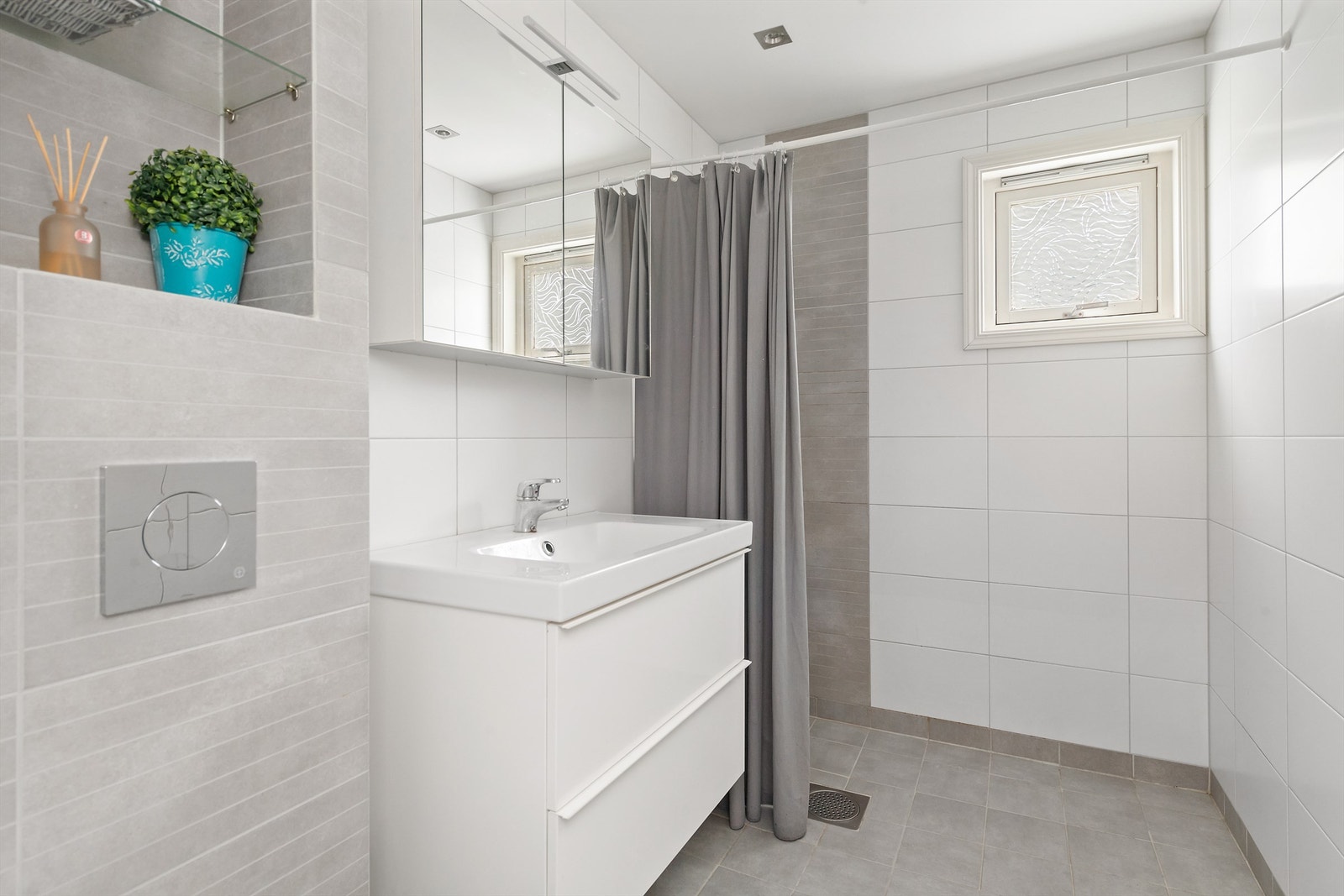 Flislagt bad i 1. etasje, oppusset i 2014/2015 Galleribilde