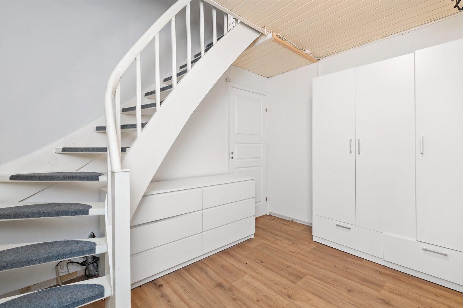 Hall/trapperom i underetasje Galleribilde