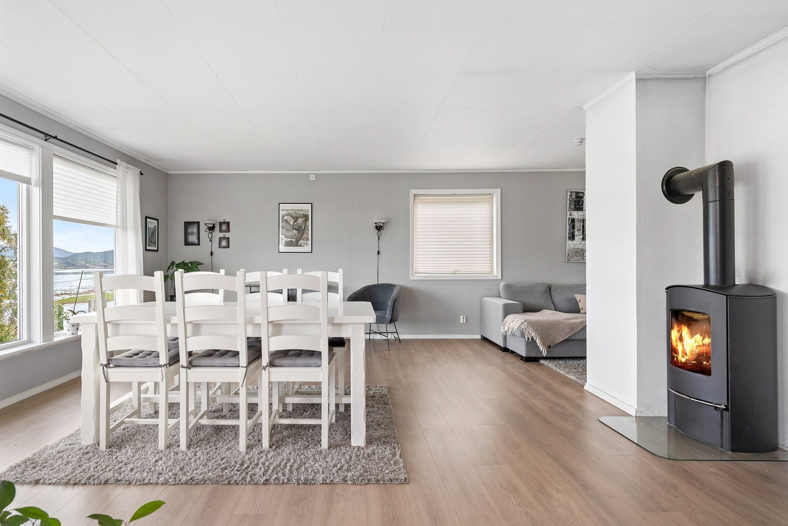 Romslig stue med store vindusflater og godt lysinnslipp Galleribilde