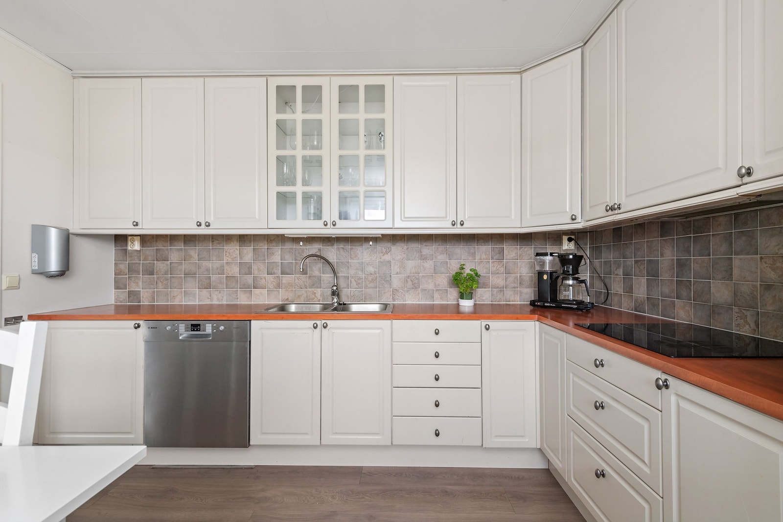 Innredning med underskap og takhøye overskap, profilerte fronter Galleribilde