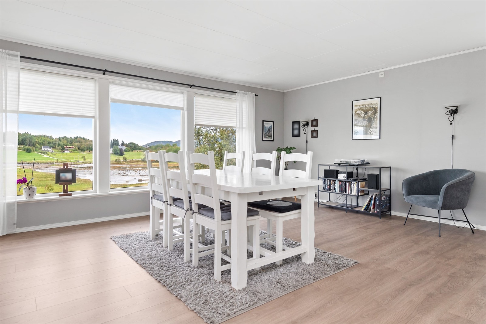 Utsikt mot Vågøy kirke Galleribilde