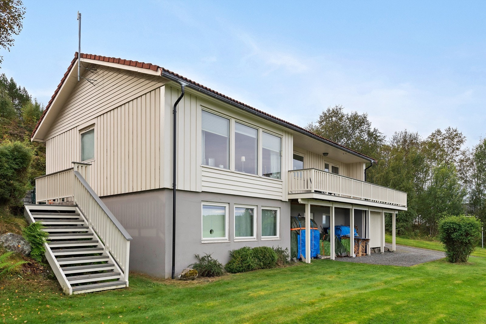 Enebolig oppført ca 1977. Godkjent utleieleilighet i underetasje. Antennen på østsiden vil være fjernet til visning/overtakelse. Galleribilde