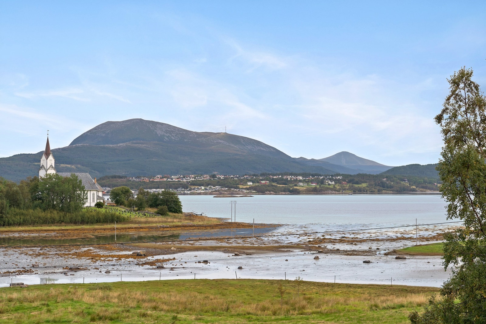 Vågøy kirke ligger like nedenfor boligen Galleribilde