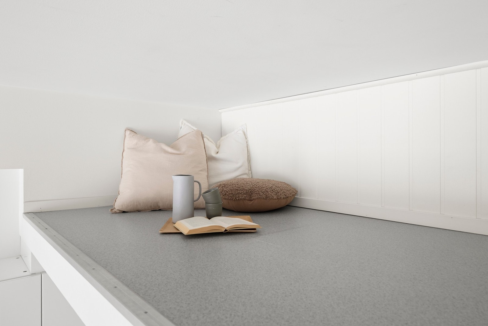 Hemsen kan innredes med en ekstra soveplass eller lagringsplass - alt etter behov. Galleribilde