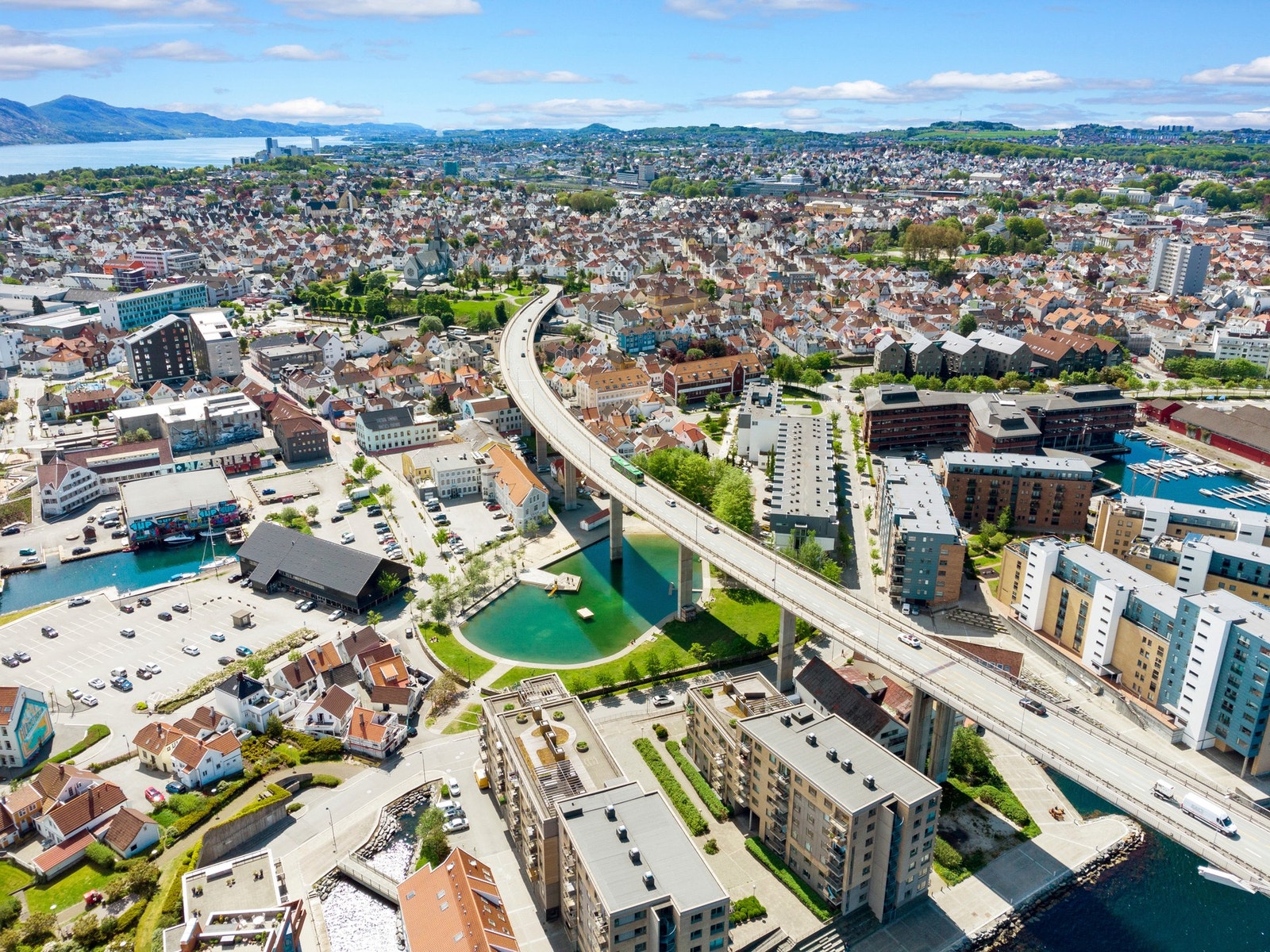 Området byr også på nydelige tur- og badeområder som Rosenli, Tou Park, Paradis og Godalen, i tillegg til lekeplass, fotballbane og lysløype for friluftsaktivitet. Storhaug som ligger i den østre bydelen, er en bydel i sterk utvikling med moderne arkitekt Galleribilde
