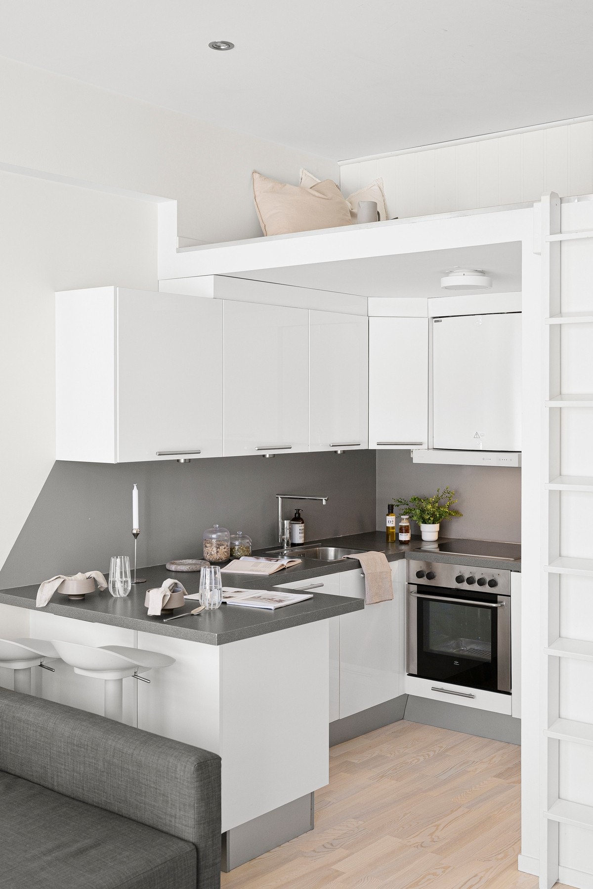 Belysning under overskap samt spotter i tak. Galleribilde