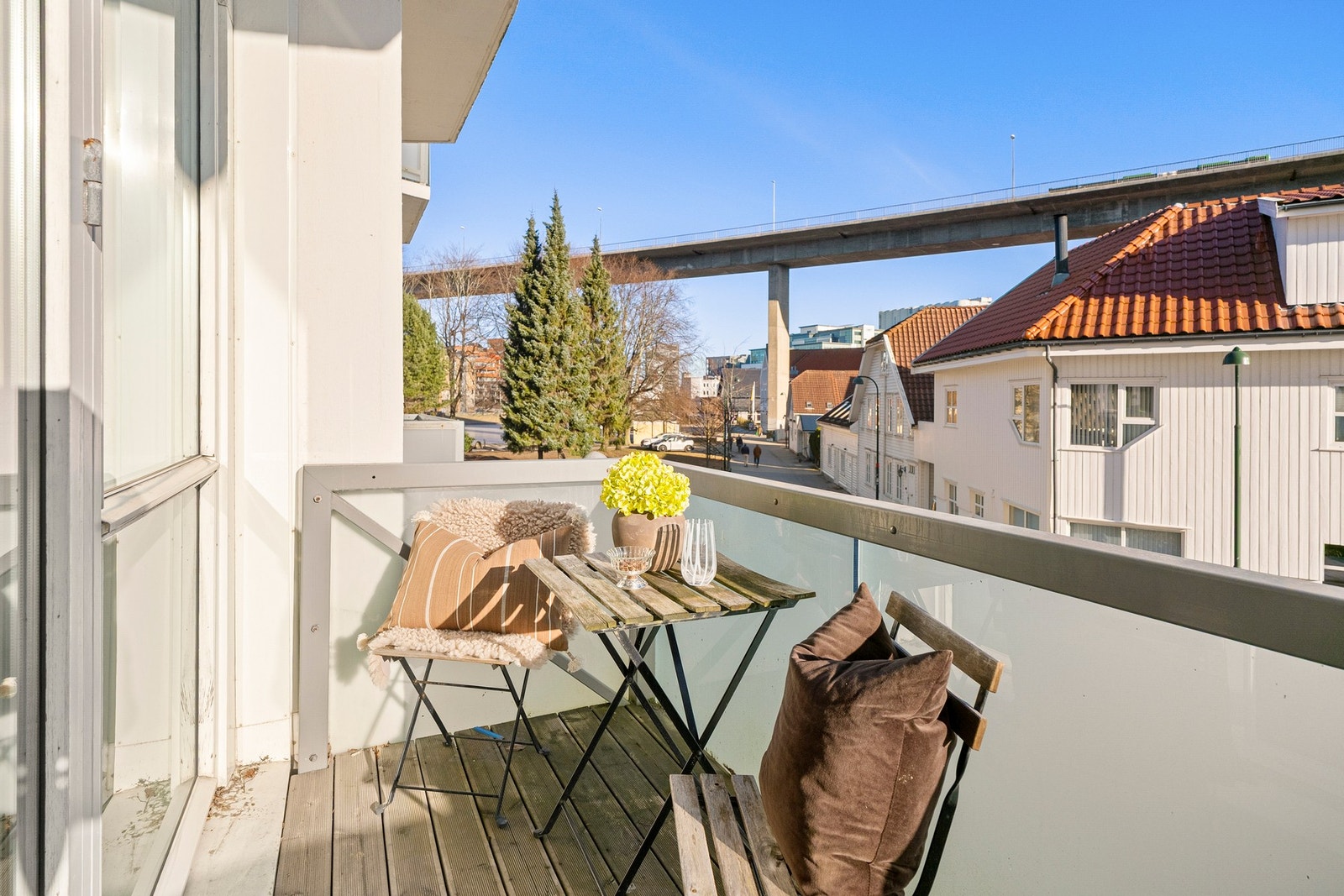 Leiligheten har en sentral og populær beliggenhet i gåavstand fra sentrum, umiddelbar nærhet til kollektivtransport, dagligvarebutikker, populære Badedammen, Tou Park og flotte turområder. Galleribilde