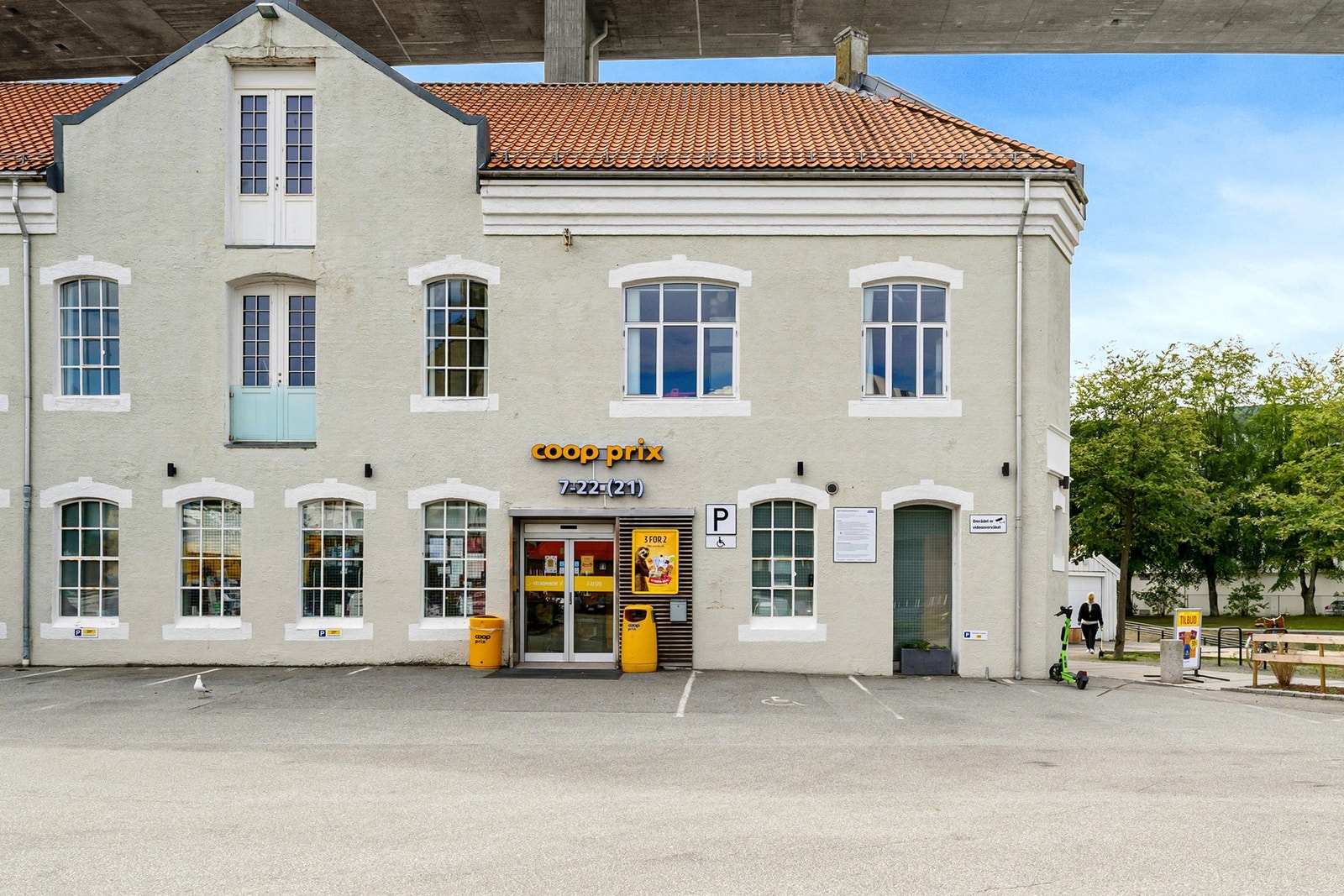 Nærmeste nærbutikk Coop Prix ligger kun i ca 3 min. gåavstand fra leiligheten. Galleribilde