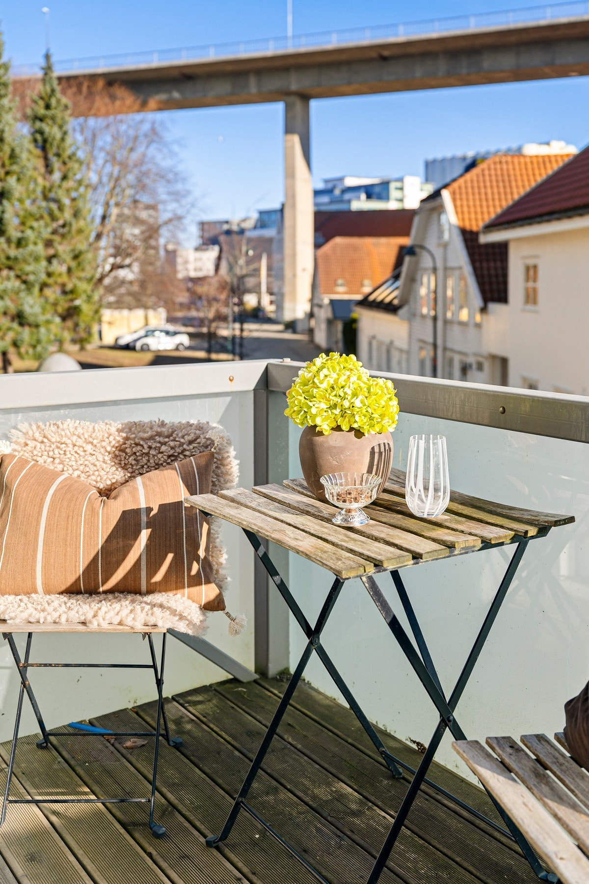 Leiligheten har en kjekk balkong hvor man kan nyte morgen kaffen. Her får du sol fra morgen til formiddag. Galleribilde