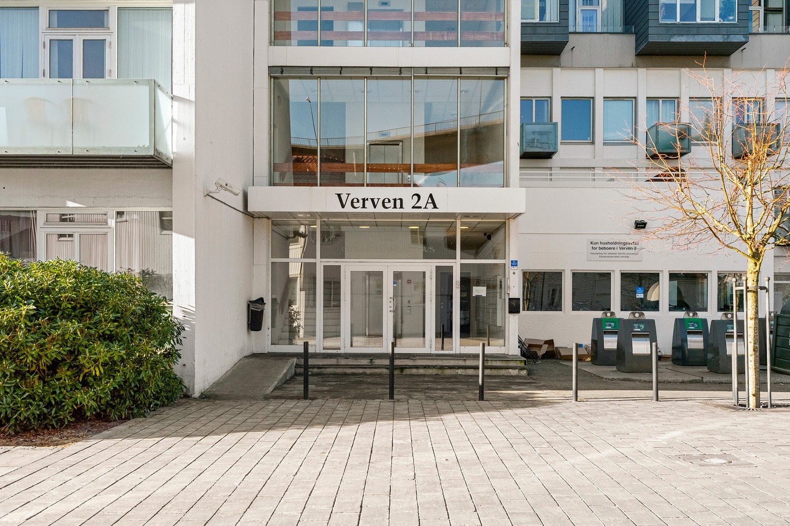 Borettslaget disponerer parkeringsplasser utendørs for utleie som tildeles etter ansiennitet/venteliste. Ta kontakt med styret for mer informasjon. Galleribilde