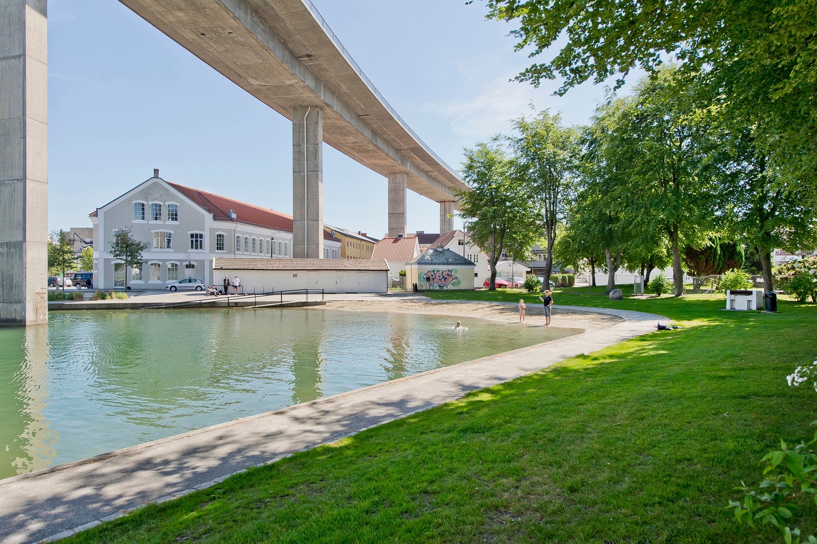 Rett utenfor døren ligger populære Badedammen, et populært samlingspunkt om sommeren for bading og soling. Galleribilde