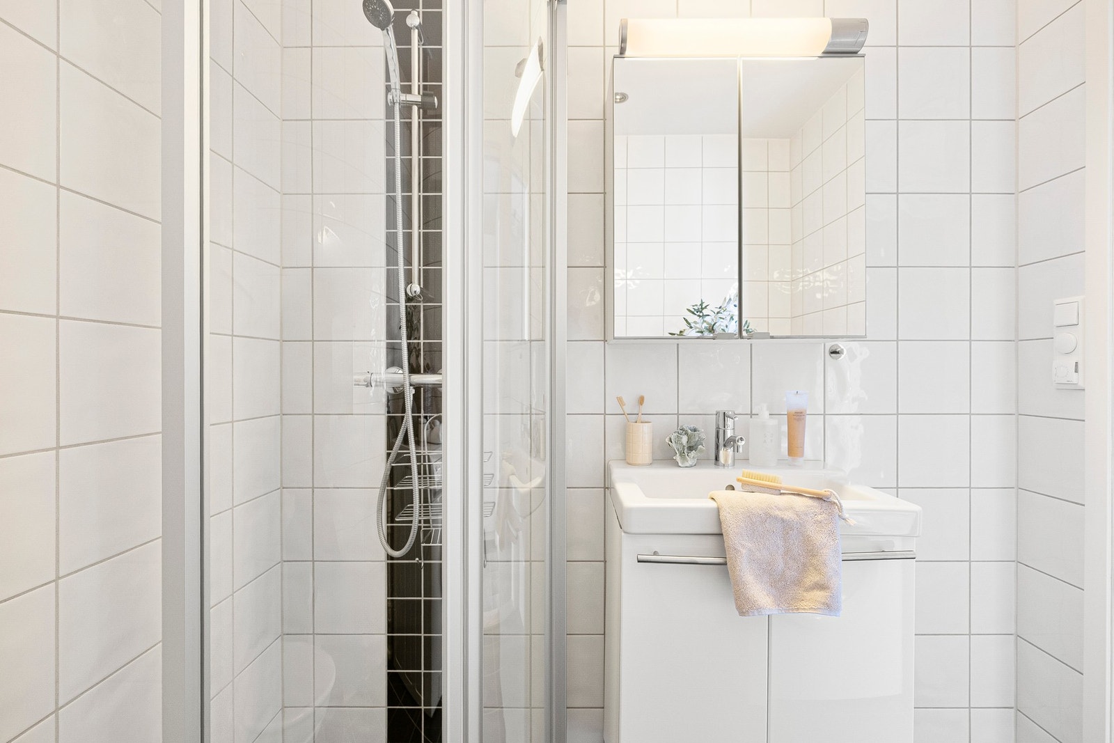 Dusj, vegghengt toalett og baderomsinnredning. Det er balansert ventilasjon. Galleribilde