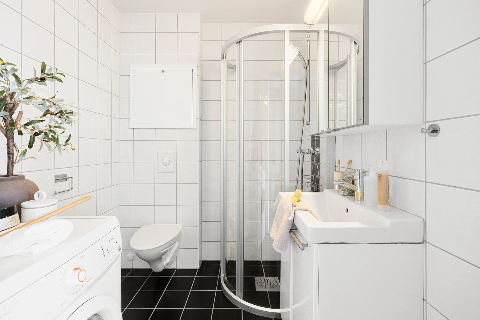 Badet er helfliset og har varmekabler i gulv. Rør-i-rør opplegg. Galleribilde