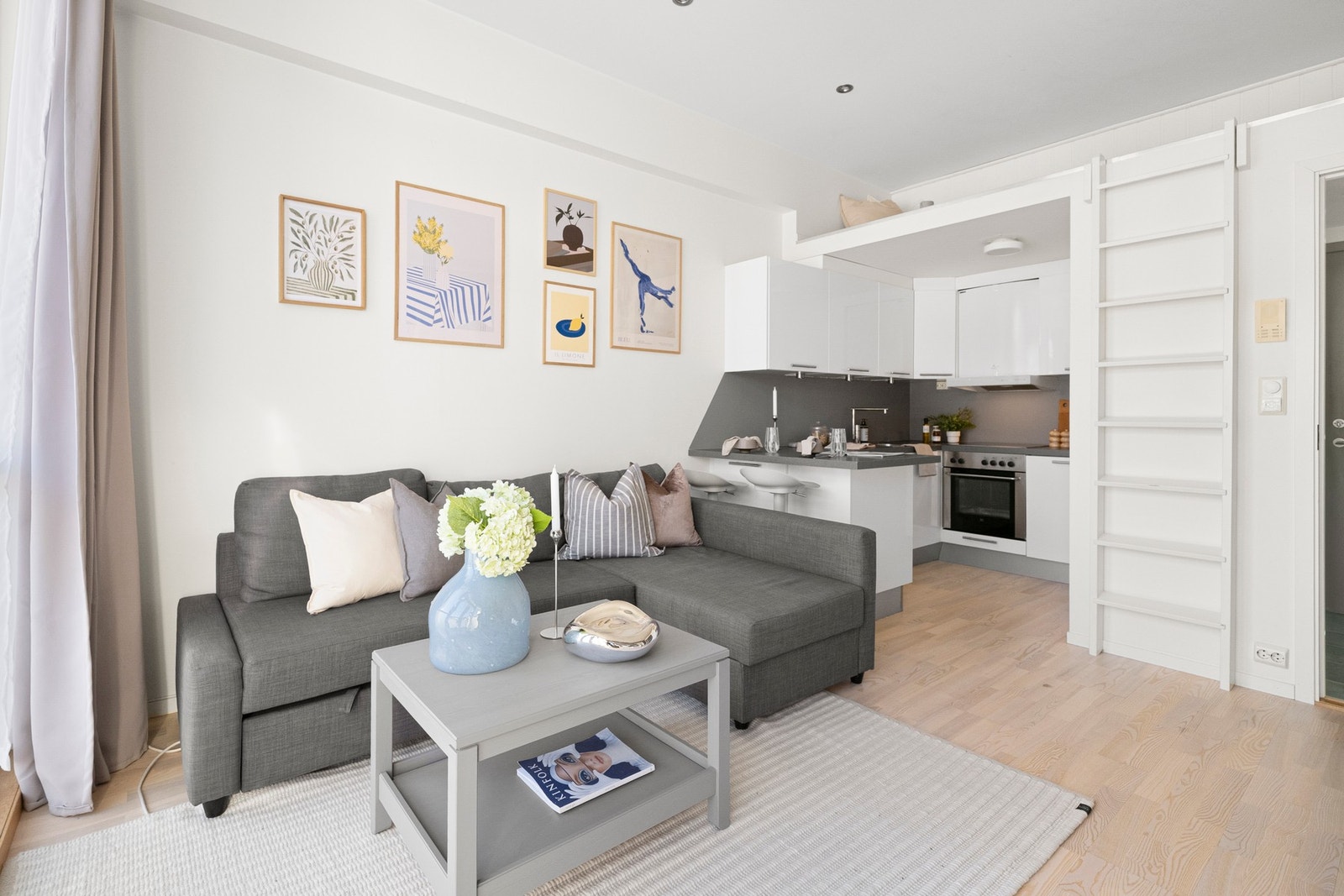 Stue og kjøkken ligger i en åpen og sosial løsning. Det er trapp opp til praktisk hems. Galleribilde