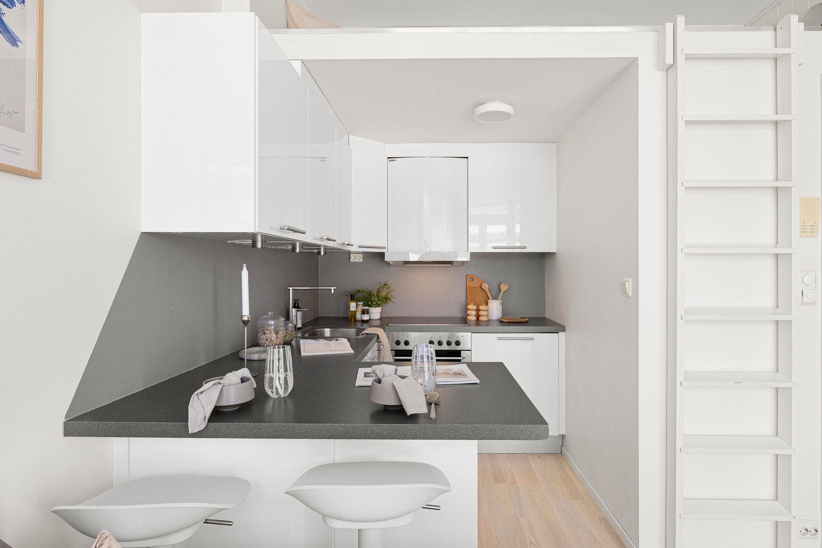 Lyst og pent kjøkken med integrerte hvitevarer som medfølger. Galleribilde