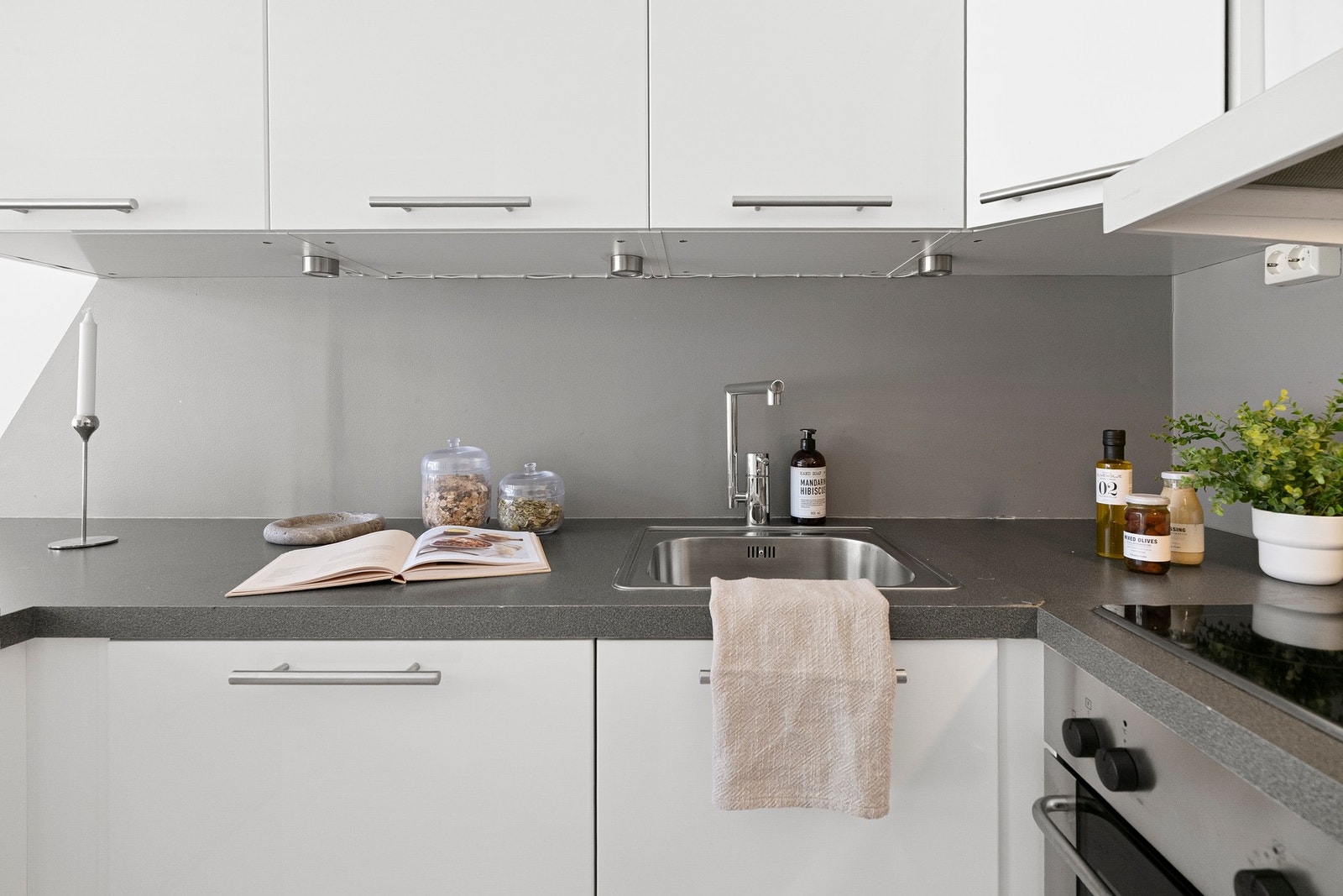 Godt med skap og oppbevaringsplass. Benkeplate i laminat. Galleribilde