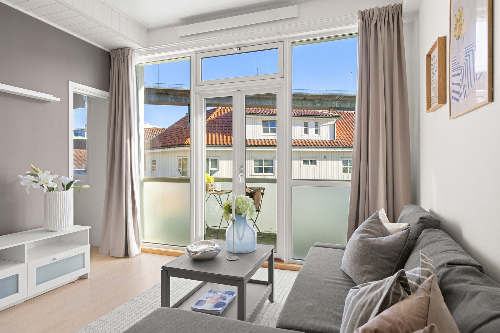 God takhøyde og store vindusflater gjør leiligheten lys og innbydende. Galleribilde