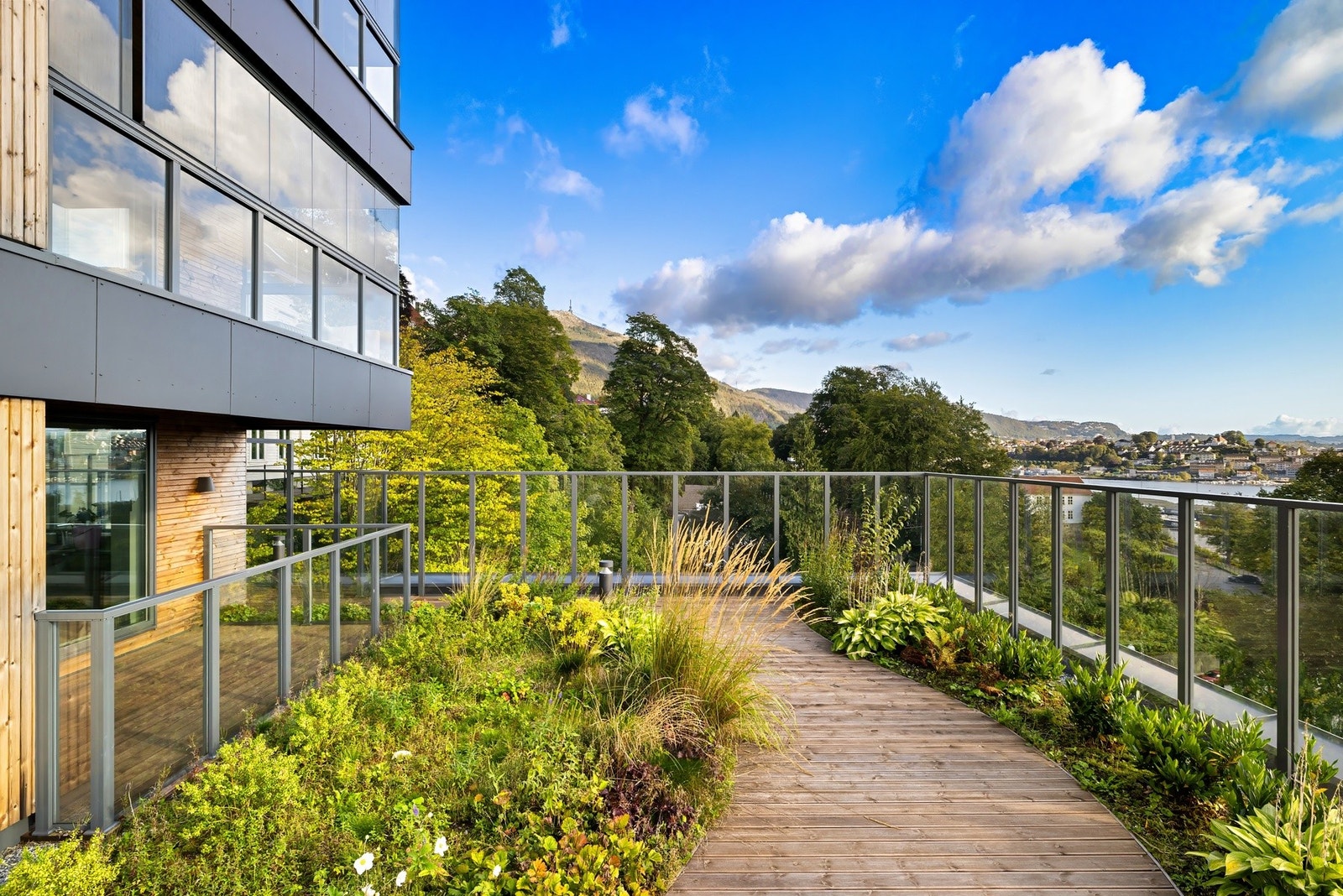 Takterrassen er som en liten oase med vakker utsikt i alle retninger. Galleribilde