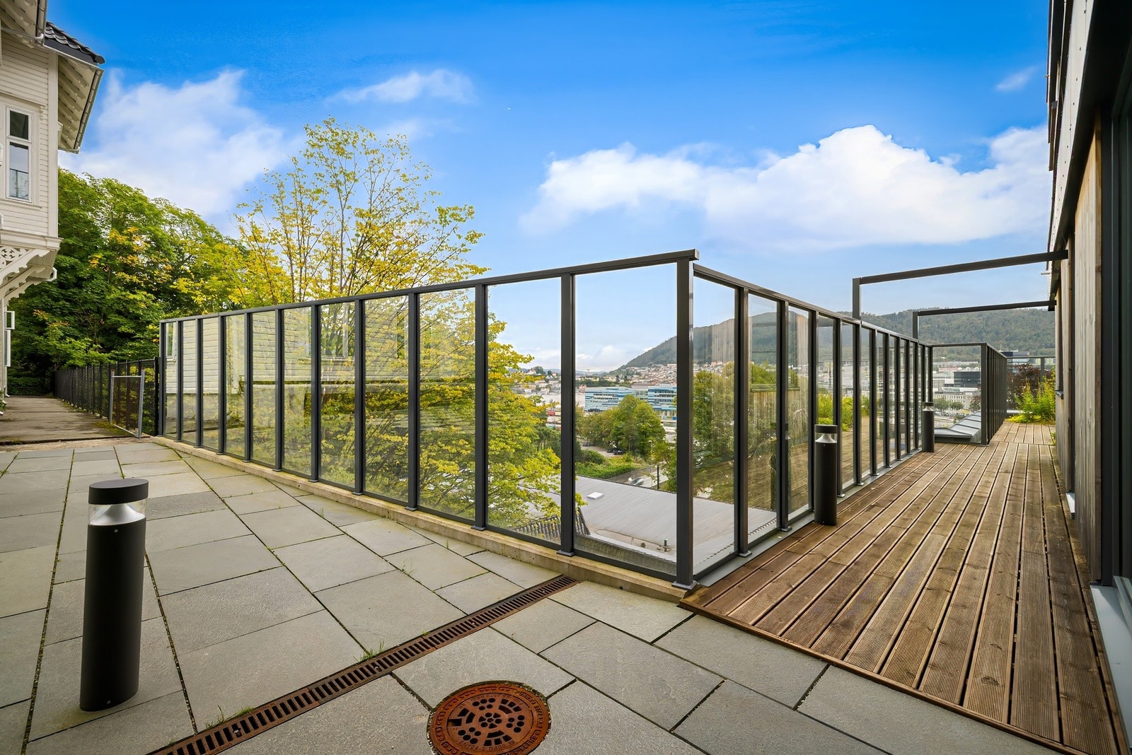 Fra 8. etasje kan man spasere bort til Forskjønnelsen og videre komme inn i Fjellveien. Galleribilde