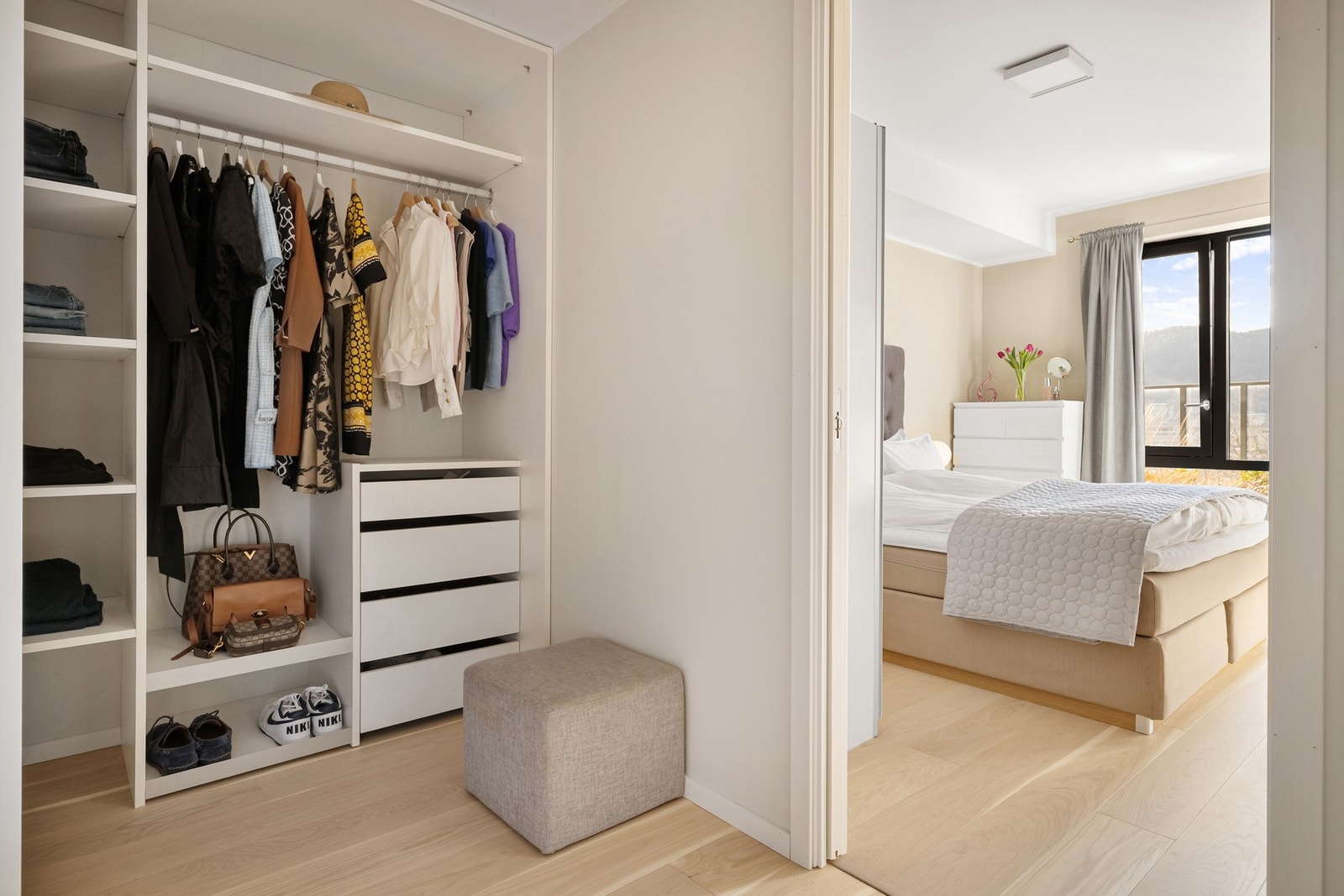 Praktisk walk-in garderobe. Galleribilde