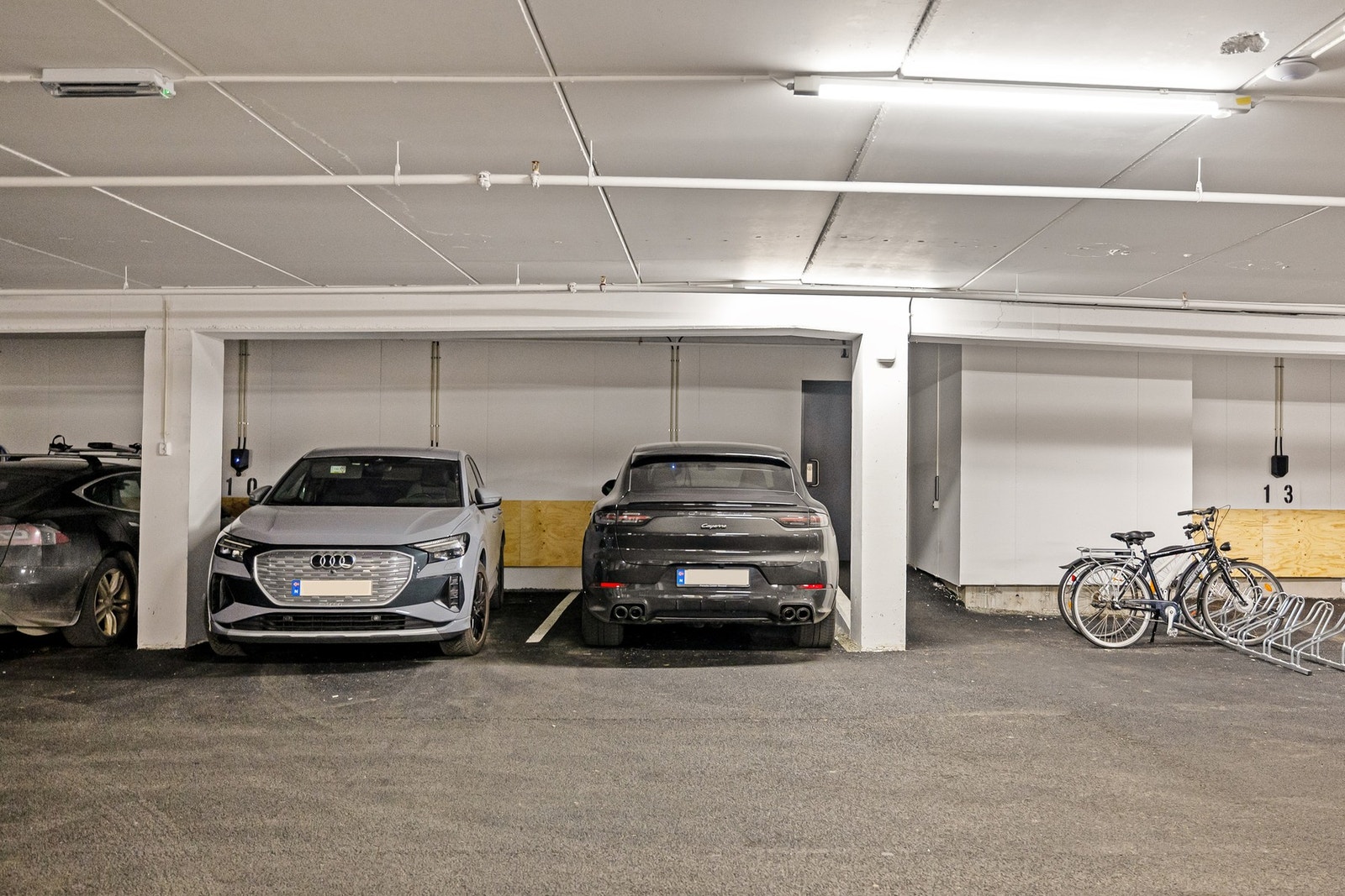 Fast garasjeplass med elbillader. Galleribilde