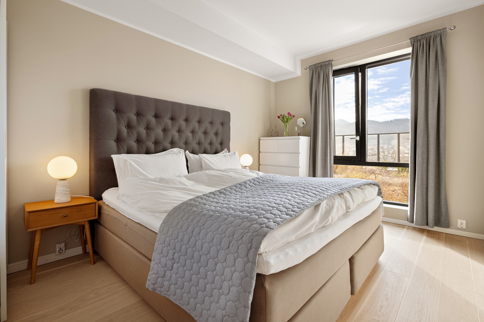 Hovedsoverommet måler 12,4 kvm og har flott utsyn. Galleribilde